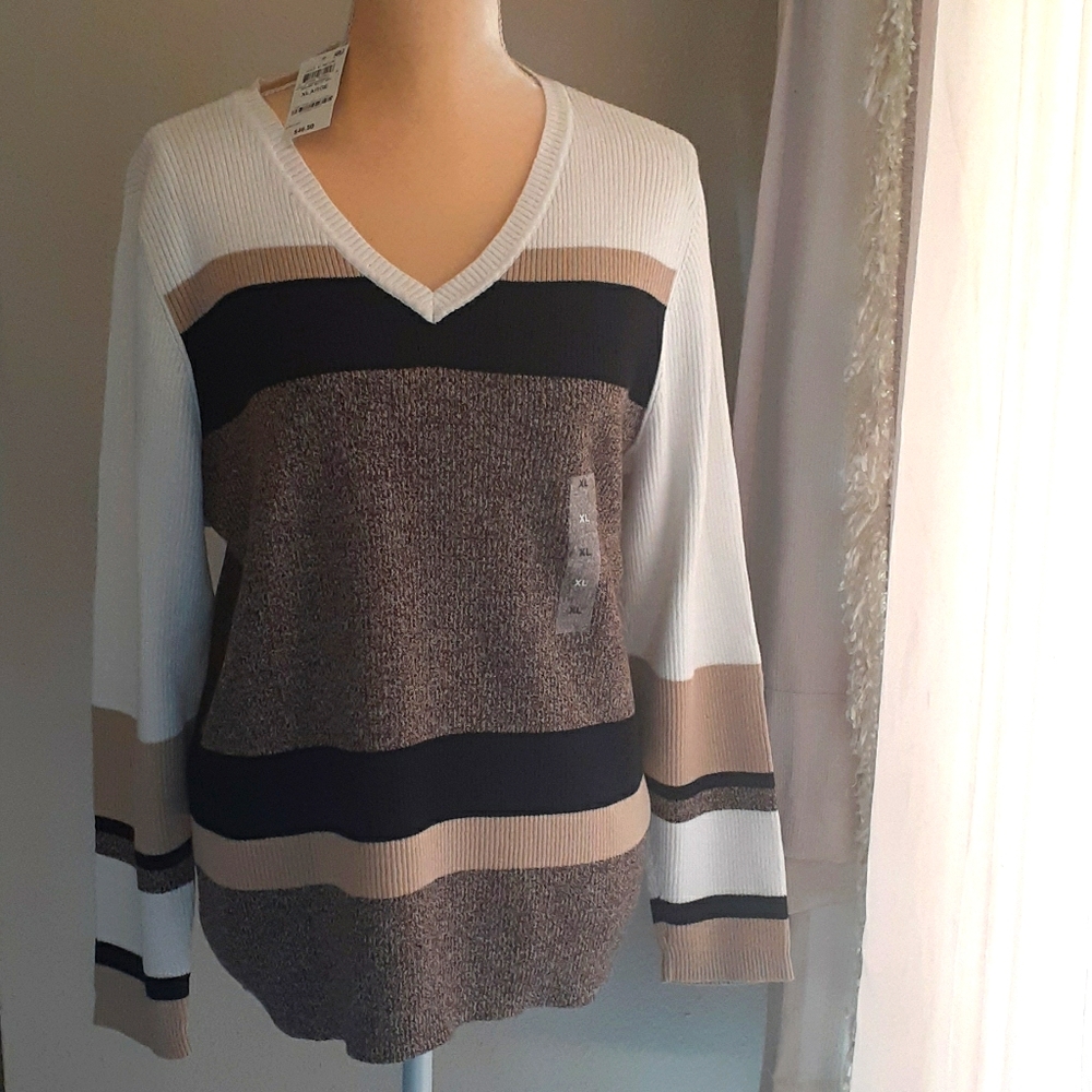Women’s Karen Scott winter whiteV Neck Size Large